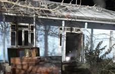 Două persoane au ajuns la spital. Pompierii le-au scos din casa cuprinsă de flăcări