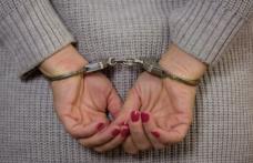 Femeie arestată pentru 30 de zile după ce a încălcat controlul judiciar și a furat portofelul unei tinere