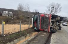 TIR încărcat cu 25 de tone de grâu răsturnat în afara părții carosabile în comuna Copălău