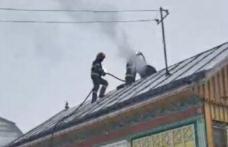 Două case în pericol din cauza incendiilor izbucnite în jurul coșurilor de fum