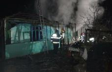 Bărbat ajuns la spital cu atac de panică după ce locuința i-a fost cuprinsă de flăcări