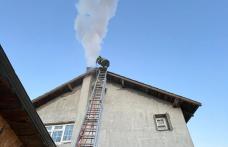 Casa unei familii din Săveni a fost în pericol după ce funinginea din coșul de fum a luat foc