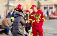 Pompierii botoșăneni au adus zâmbete și flori cu ocazia Zilei Internaționale a Femeii