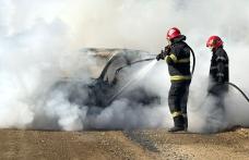 Mașină distrusă de foc pe o stradă din Botoșani - FOTO