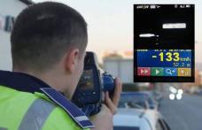 A dat peste cap radarele poliţiştilor. Şofer prins cu 133 km/h într-o localitate din județ