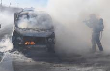 Autoutilitară cuprinsă de flăcări în timp ce se deplasa pe drumul dintre Dumeni și Cordăreni