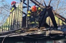 Anexă distrusă de flăcări la Străteni