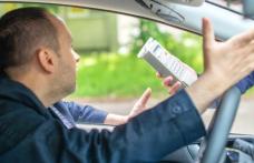 A rămas fără permis după ce l-au prins mangă la volan