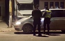 Bărbat amendat de polițiști după ce a fost prins cu trei porci într-o remorcă