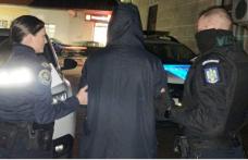 Doi bărbați au fost surprinși de polițiști chiar în timp ce furau dintr-o societate 