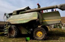 O combină a luat foc în timp ce treiera porumb pe un câmp din Lișmănița, Darabani