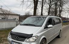 Bărbat cu permisul anulat, scos cu forța din mașină de polițiști