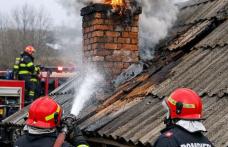 Casă din Pomârla în pericol din cauza unui incendiu izbucnit în jurul coșului de fum