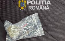 Substanțe interzise găsite de polițiști într-un autoturism