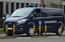 Bărbat ajutat de jandarmi să își recupereze telefonul mobil ce i-a fost furat în zona Pieței Centrale din Botoșani