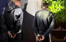 Doi tineri reținuți pentru lovire sau alte violențe, violarea vieții private și șantaj