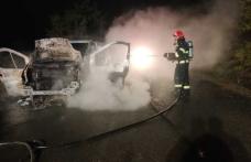 Incendiu la un autoturism parcat într-o curte din Botoșani: mașina a ars complet