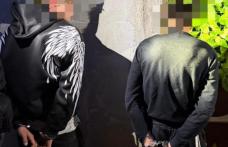 Trei tineri reținuți după ce au distrus geamurile unei case și au agresat fizic proprietarul