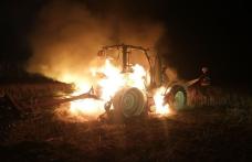 Tractor parcat într-o gospodărie, mistuit de flăcări