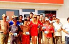 Se poate şi invers! Andreea Bănică a fluierat după un grup de muncitori!