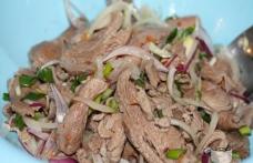 Salată de carne cu ceapă