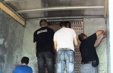 Aproximativ 22.000 pachete cu ţigări de contrabandă disimulate într-o autoutilitară