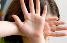 La cinci ani, traumatizată de educatoare: „M-a închis în debara, mă bate şi mă trage de păr”
