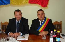 Andrei Dolineaschi, alături de Relu Tîrzioru care şi-a început vineri cel de-al treilea mandat la conducerea Primăriei Săveni