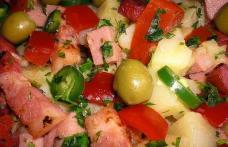 Salată cu suncă de pui și bacon