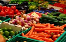 Canicula ieftinește legumele și fructele. Comercianții au redus prețurile la jumătate