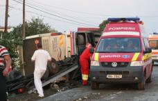 Patru persoane au ajuns la spital, după ce autocarul cu care călătoreau s-a răsturnat la Copălău