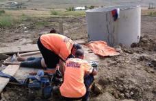 Bărbaţi căzuţi într-un puţ de captare a apei, scoşi de pompierii dorohoieni