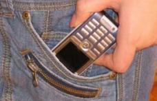 Tânăr prins de jandarmi după ce a sustras telefonul mobil al unui bărbat