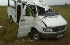 Accident cu zece victime la Suceava. Un microbuz s-a răsturnat pe câmp