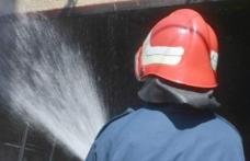 Autoturism distrus parţial într-un incendiu