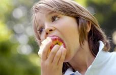 Fructe proaspete la şcoală pentru elevii din clasele pregătitoare