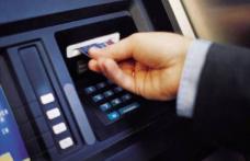 Atenție unde bagi cardul. Vezi ce comisioane cer băncile pentru retragerile de la bancomatele concurente