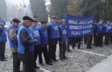 Prefectura botosani pichetata de militarii rezervisti de Ziua Armatei