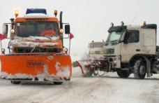 Lamele utilajelor se rup în zăpada îngheţată de pe drumuri
