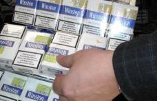 Bărbat prins de poliţişti cu ţigări de contrabandă în maşină