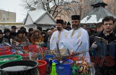 Boboteaza: Ziua când se sfinţesc apele - Credincioșii din Dorohoi au primit agheasmă - FOTO