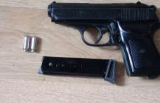 Doi suceveni au fost surprinşi când încercau să vândă un pistol