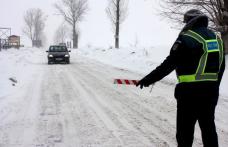 Peste 100 de poliţişti acţionează pentru restricţionarea circulaţiei pe drumurile afectate de zăpadă
