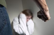 Bărbat cercetat pentru că și-a amenințat soacra și soția cu acte de violență