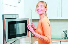 Întrebuinţări inedite ale cuptorului cu microunde: Ajută la spălatul şosetelor