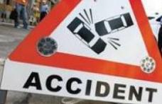 Un septuagenar a pierdut controlul mașinii pe care o conducea și a avariat alte două autoturisme