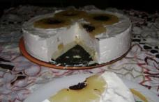 Tort cu cremă de iaurt și ananas
