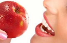 Află ce alimente trebuie să consumi ca să ai mereu respiraţia proaspătă