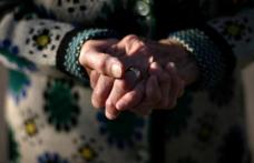 O femeie în vârstă de 90 de ani a fost jefuită de cei cărora le dădea de pomană