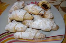 Cornulețe fragede cu iaurt de fructe și gem